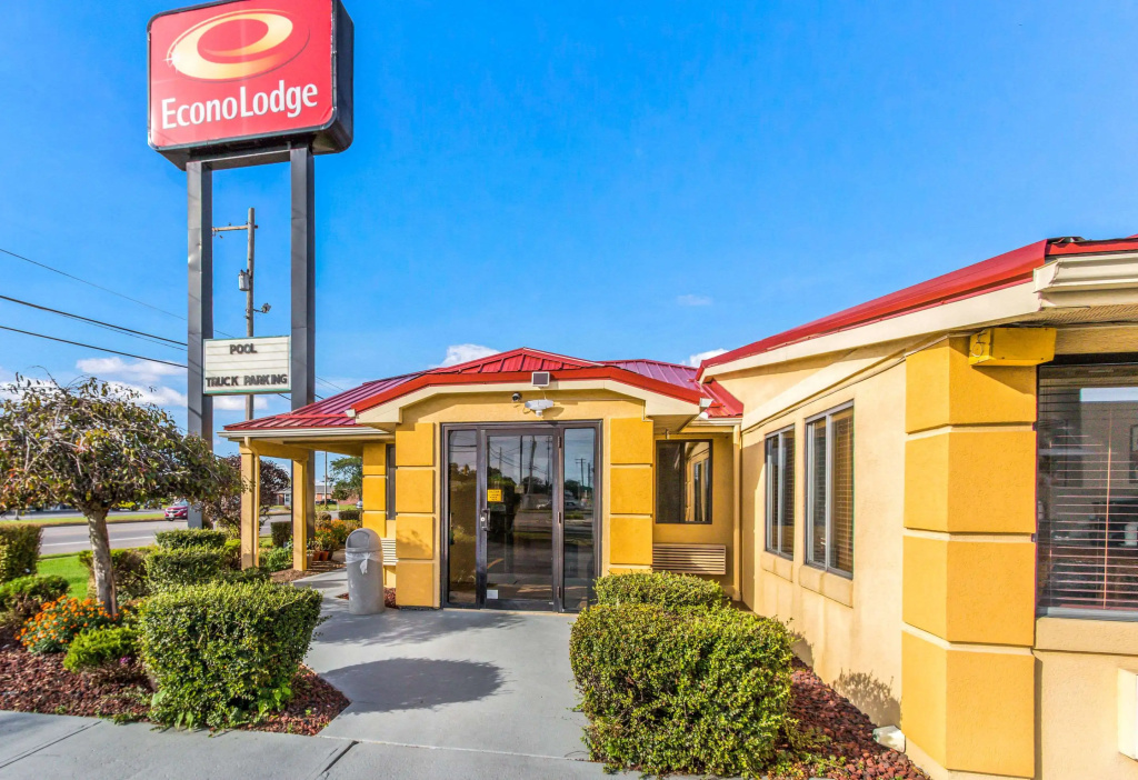 photo 1 of Econo Lodge Norwalk