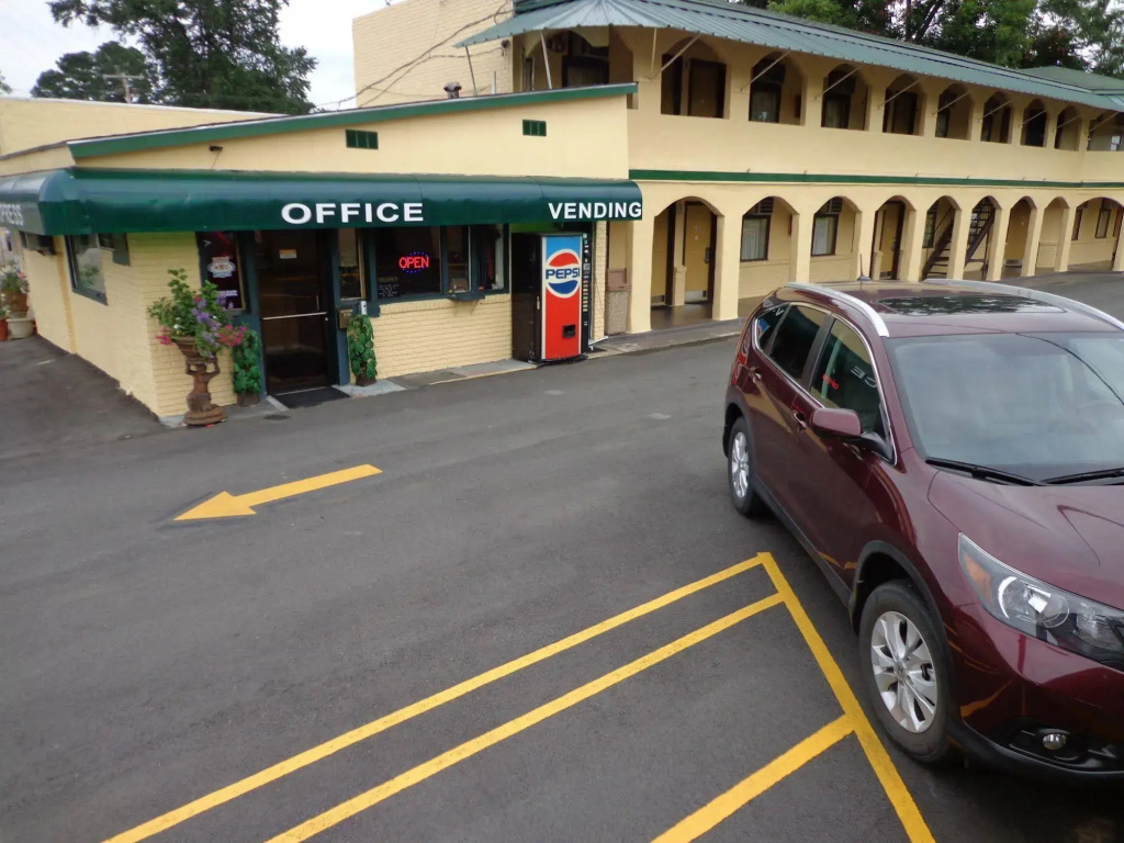 photo 1 of Economy Inn Express Warren