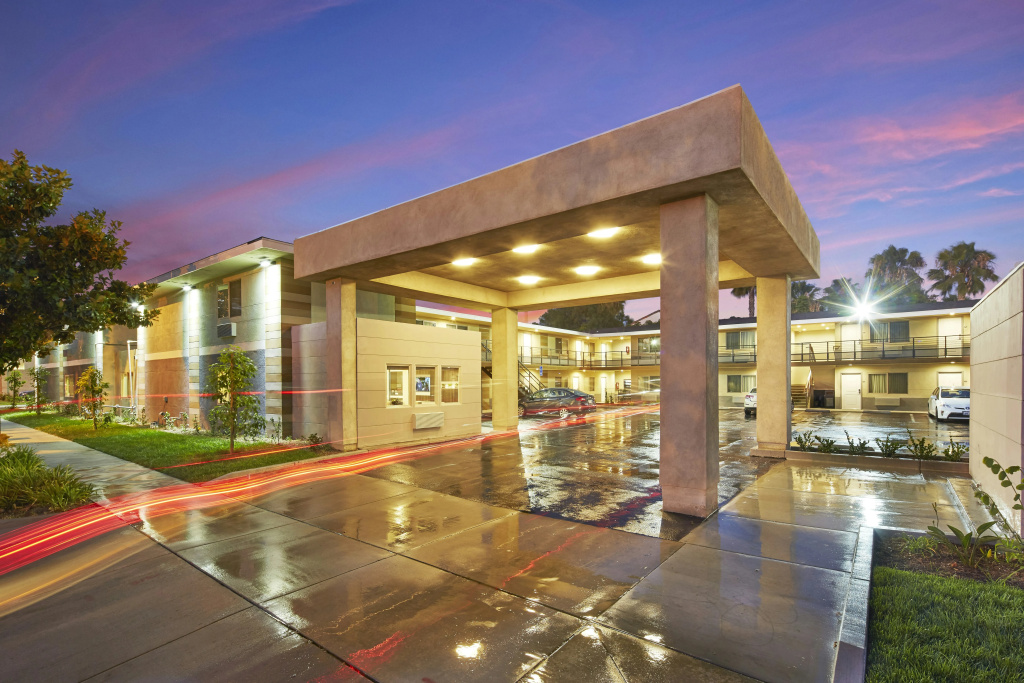 photo 1 of Eden Roc Inn & Suites