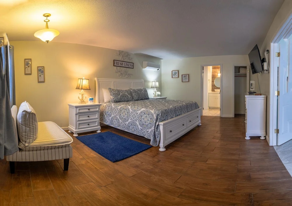 photo 1 of Elegant Suite with Jacuzzi