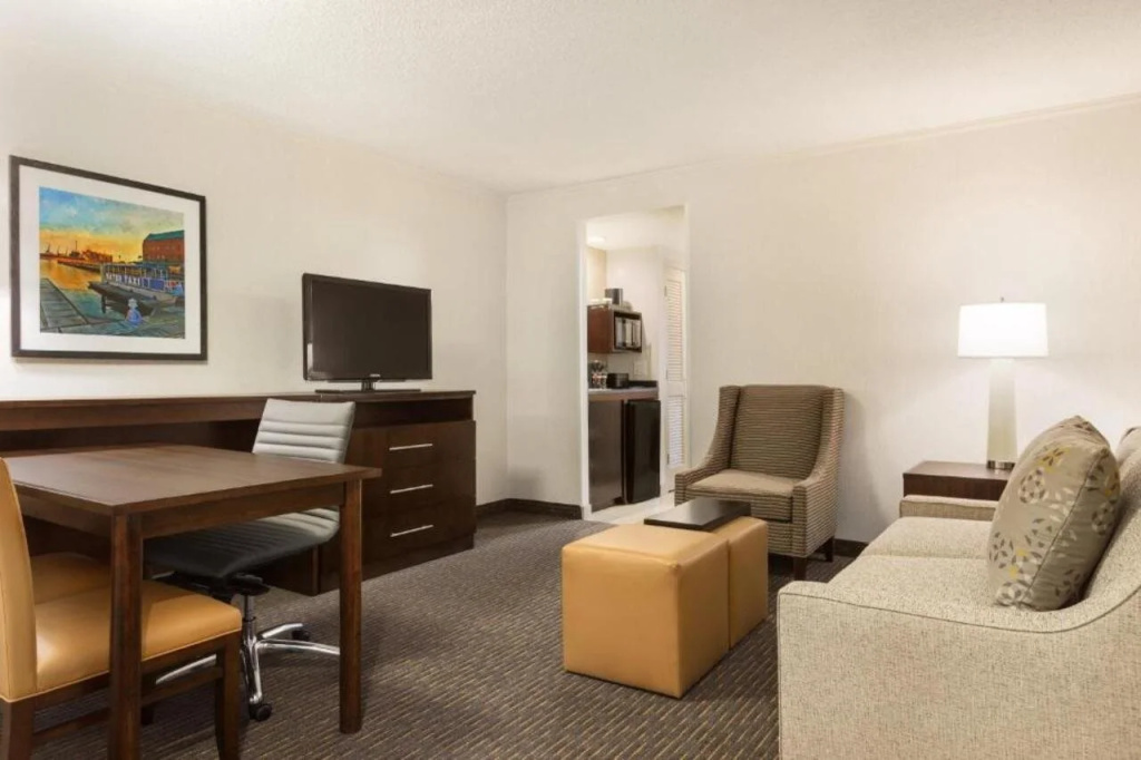 photo 1 of Embassy Suites Baltimore - At Bwi Airport