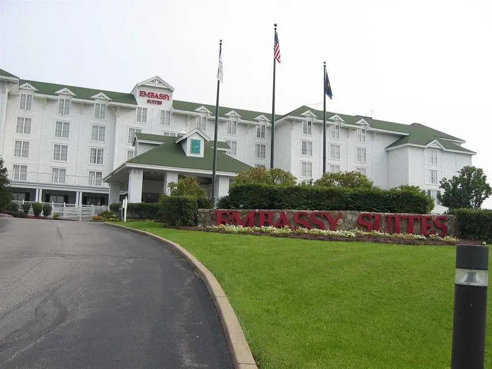 photo 1 of Embassy Suites by Hilton Pittsburgh International Airport