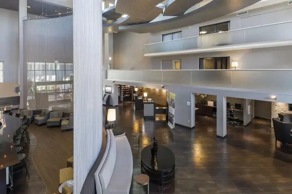 photo 1 of Holiday Inn & Suites Phoenix Airport North