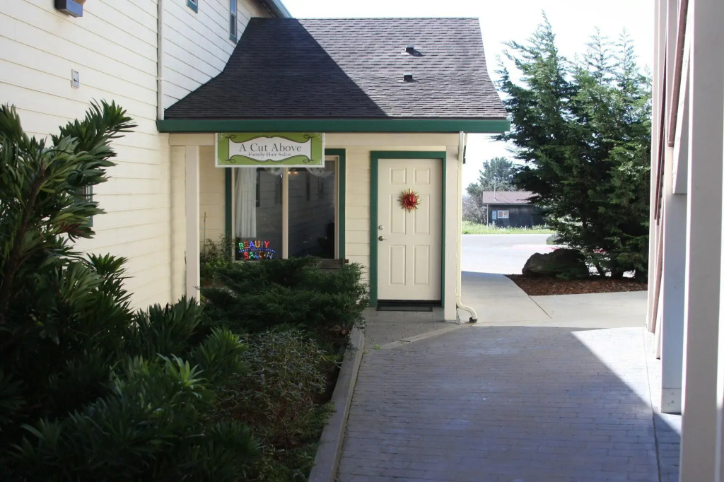 photo 1 of Emerald Dolphin Inn & Mini Golf