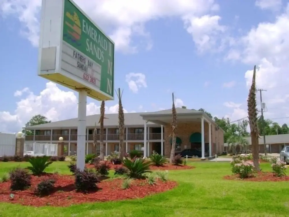 photo 1 of Emerald Sands Inn