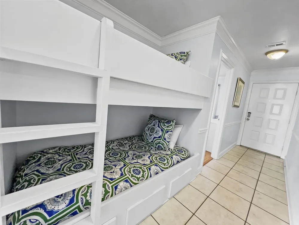 photo 1 of Emerald Shores #1001 - 1 Br Condo By Redawning