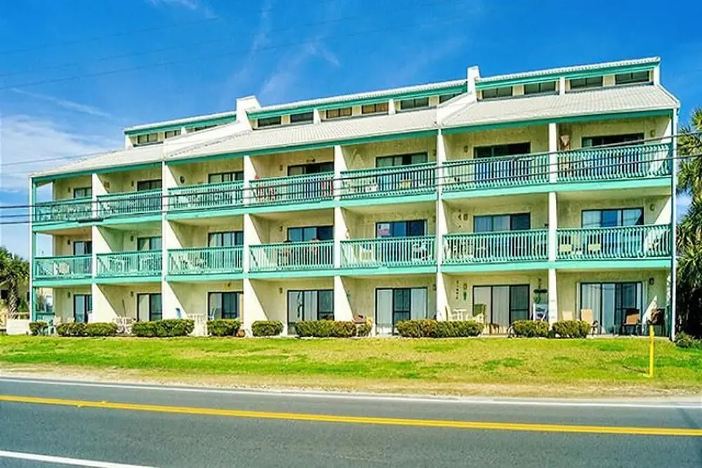 photo 1 of Emerald Shores Resort 2001 627850 by RedAwning