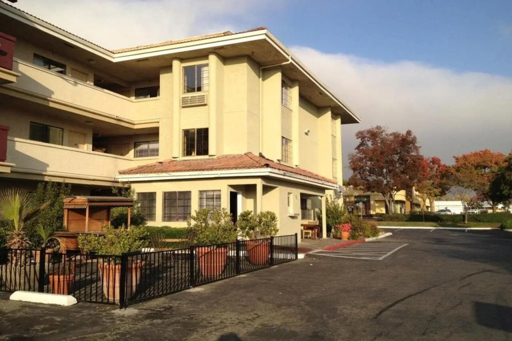 photo 1 of Executive Inn Hotel