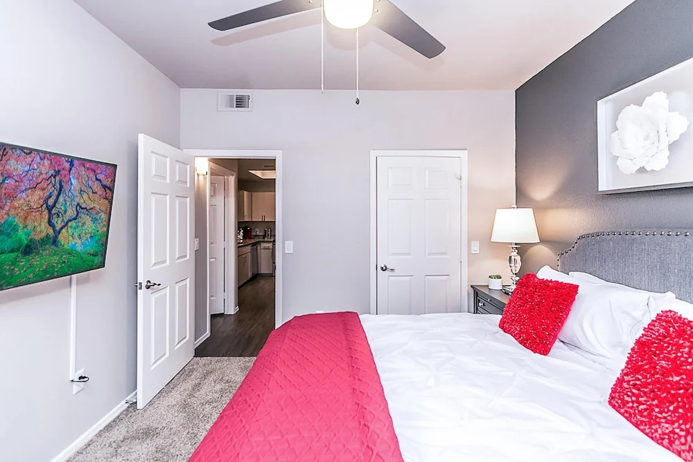 photo 1 of Executive King, Close to Shops, Dining, Golf w Parking 1064
