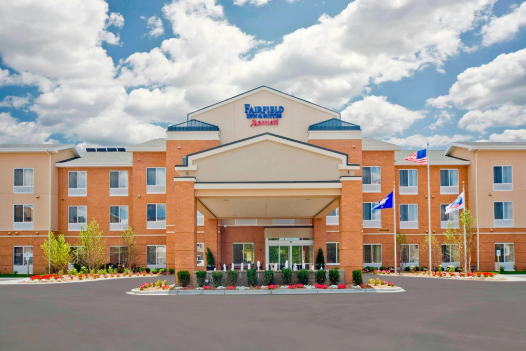 photo 1 of Fairfield Inn & Suites by Marriott Milwaukee Airport