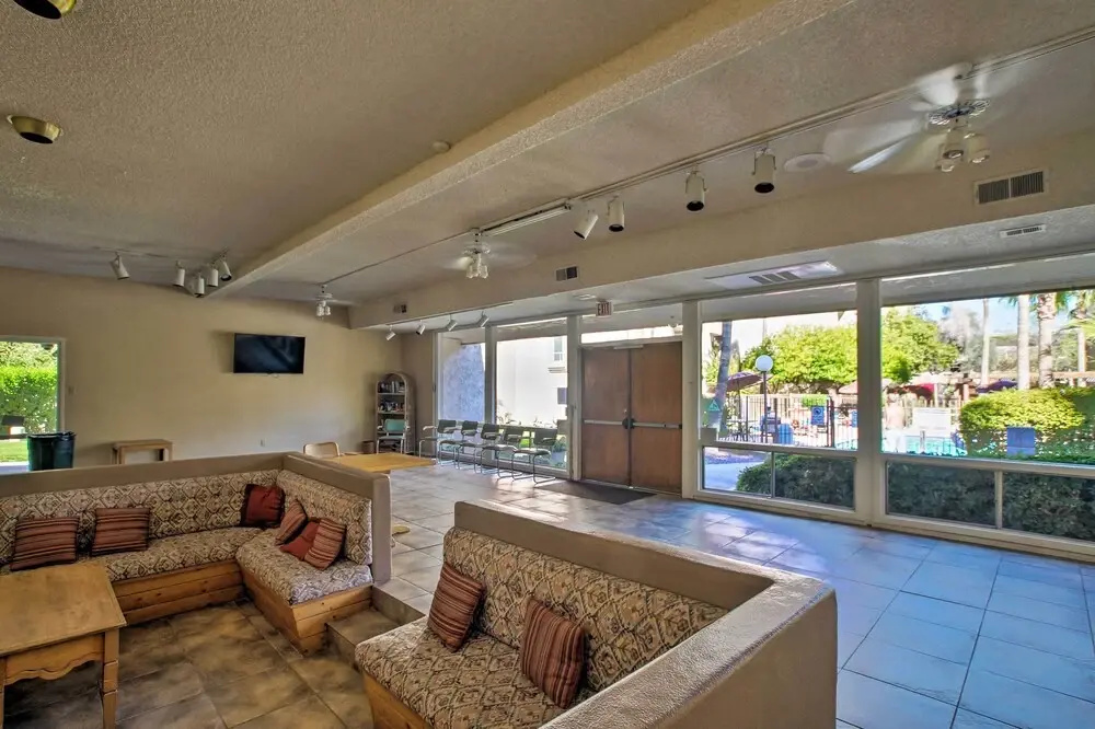 photo 1 of 1 Mi to Old Town: Family Condo w/ Pool & Balcony