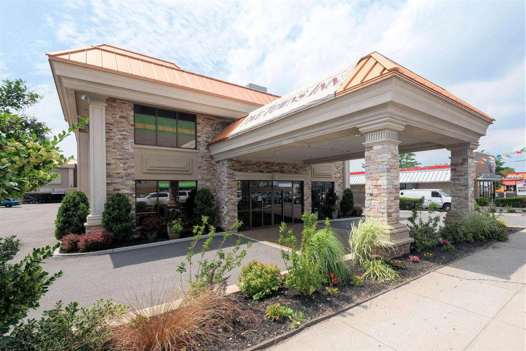 photo 1 of Five Towns Inn - JFK Airport