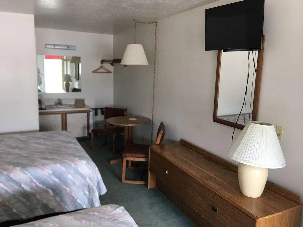 photo 1 of Flag's West Motel