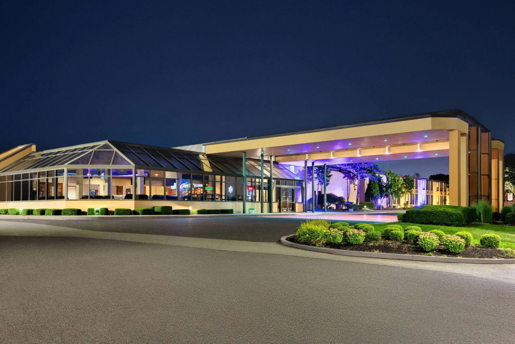 photo 1 of Days Hotel by Wyndham Allentown Airport / Lehigh Valley