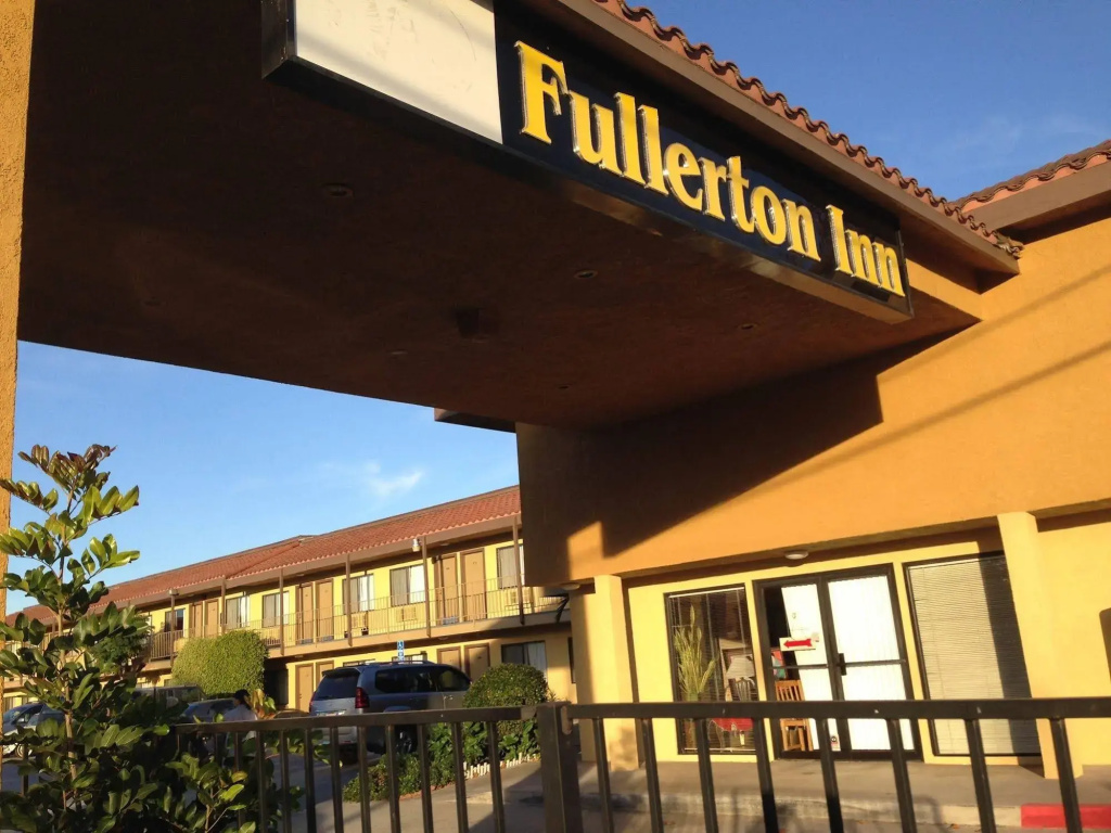 photo 1 of Fullerton Inn - Near Medieval Times