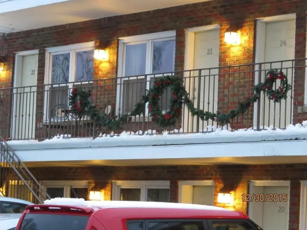 photo 1 of Gateway Inn