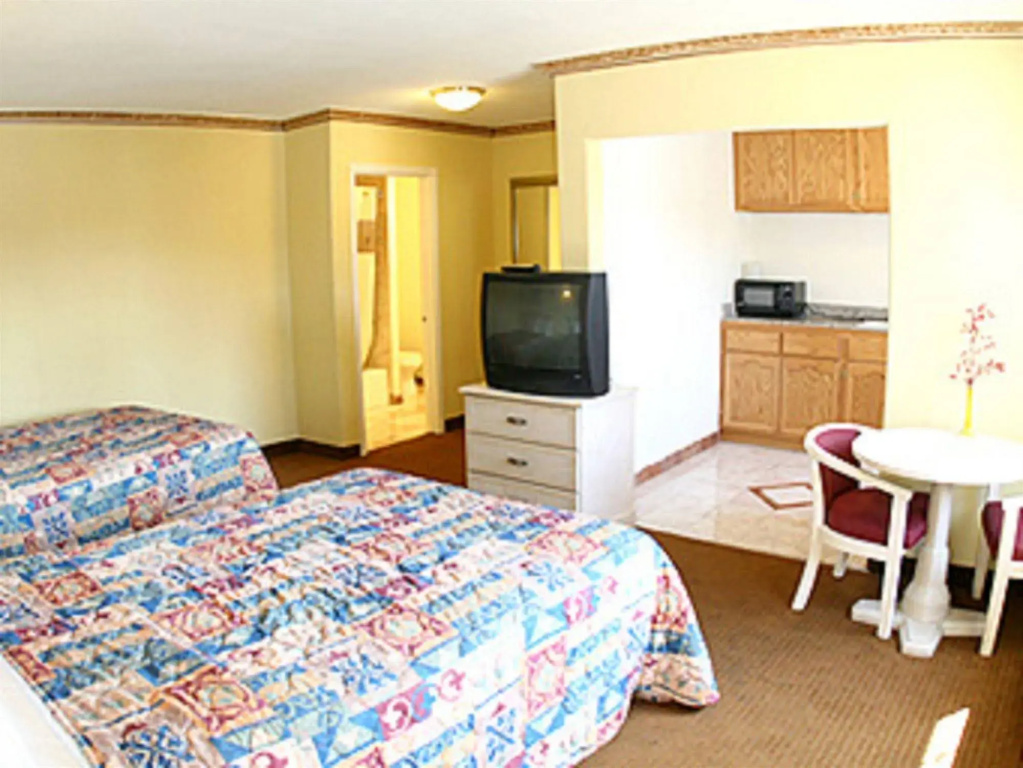 photo 1 of Glen Capri Inn & Suites - Burbank Universal