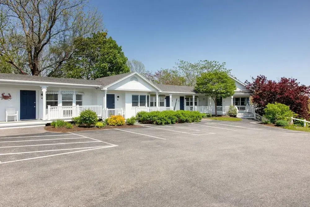 photo 1 of Glen Cove Inn & Suites