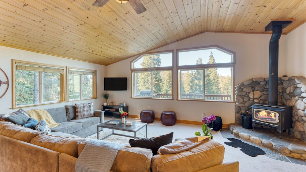 photo 1 of Golden Summit by Avantstay Stunning Secluded Cabin w/ Access to Tahoe Donner