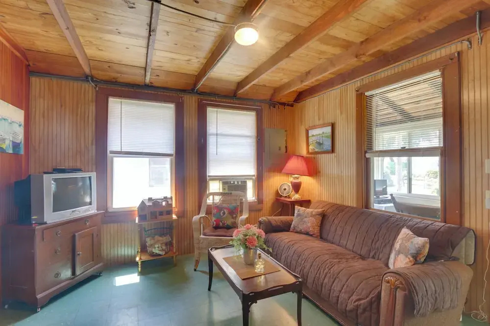 photo 1 of 'grandma's Cottage' w/ Sunroom: Walk to Beach