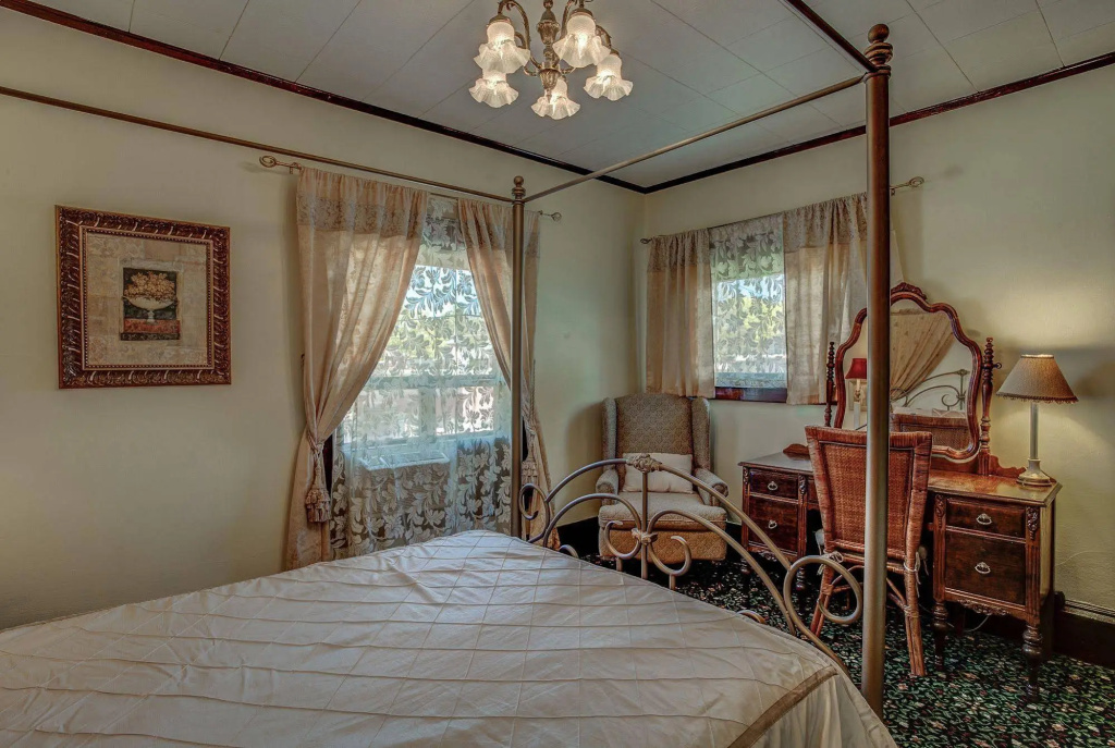 photo 1 of Greenbriar Inn