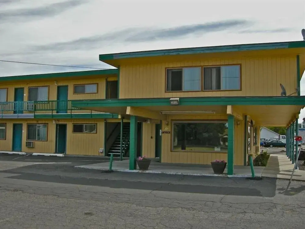 photo 1 of Greenway Motel