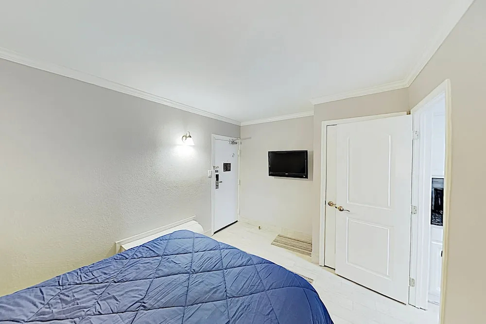 photo 1 of Ground-level Oceanfront W/ Pools & Hot Tubs 1 Bedroom Condo