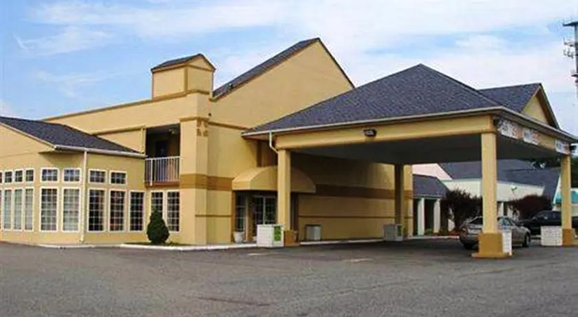photo 1 of Hampton Bay Plaza & Suite
