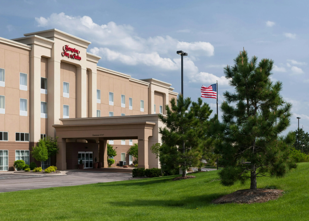 photo 1 of Hampton Inn & Suites Davenport