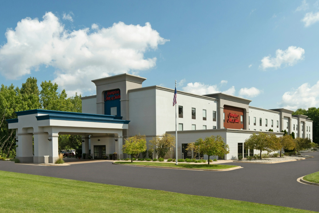 photo 1 of Hampton Inn & Suites Grand Rapids-Airport 28th St