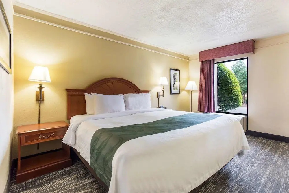 photo 1 of Hampton Inn Chattanooga Airport