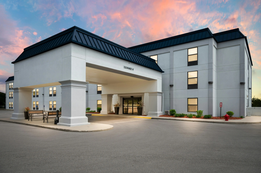 photo 1 of Hampton Inn Grand Rapids-North