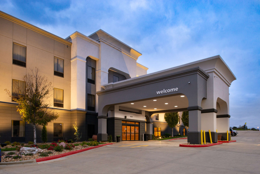 photo 1 of Hampton Inn Kansas City Northeast