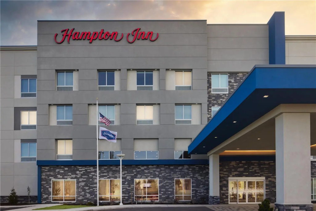 photo 1 of Hampton Inn Redmond Bend Airport, OR