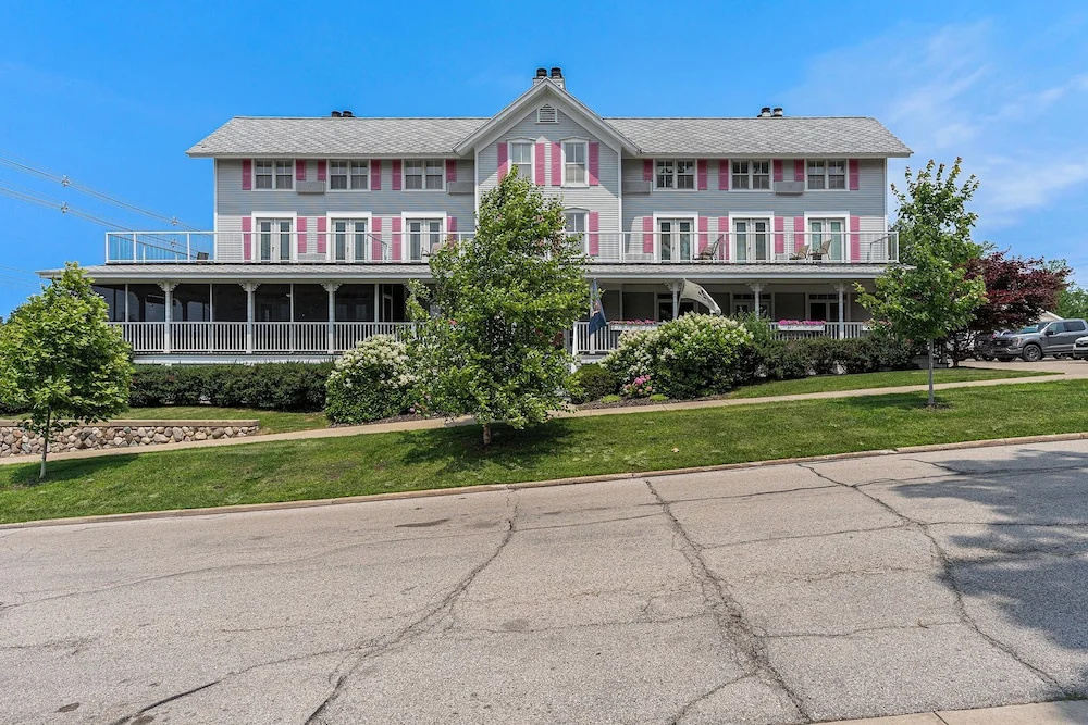 photo 1 of Harbor House Inn