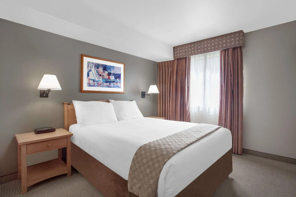 photo 1 of Kent/Sea-Tac Airport hotel