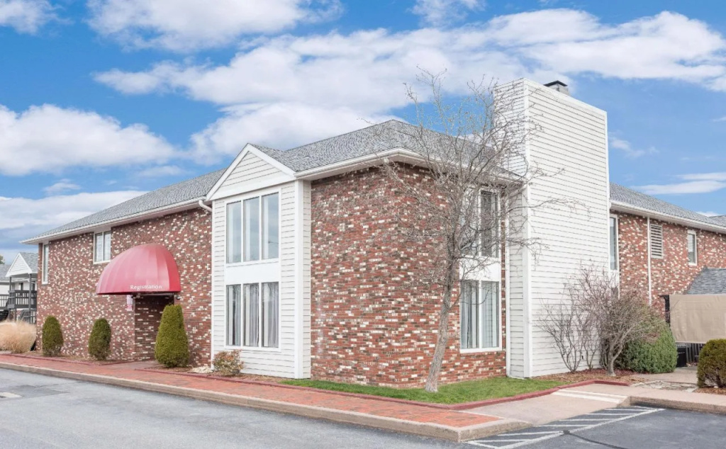 photo 1 of Spencer Inn & Suites