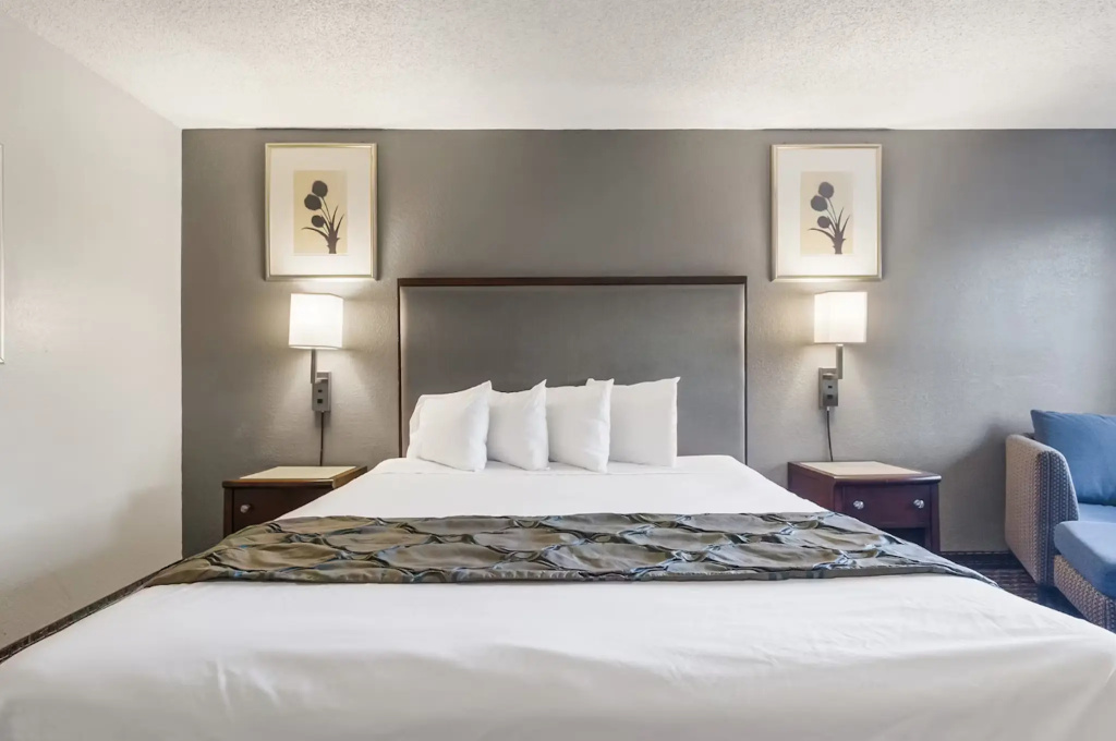 photo 1 of Heritage Inn Express Hayward