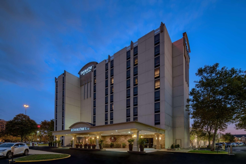 photo 1 of Doubletree by Hilton Philadelphia Airport
