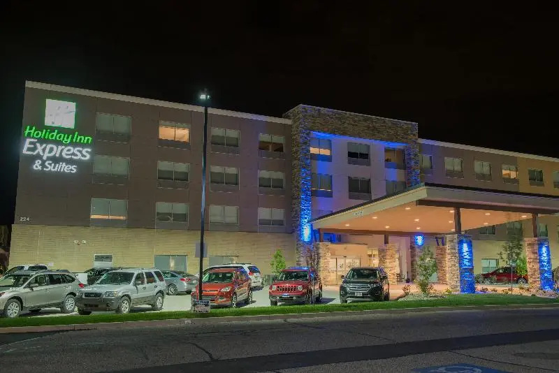 photo 1 of Holiday Expr. & Suites LOUISVILLE N
