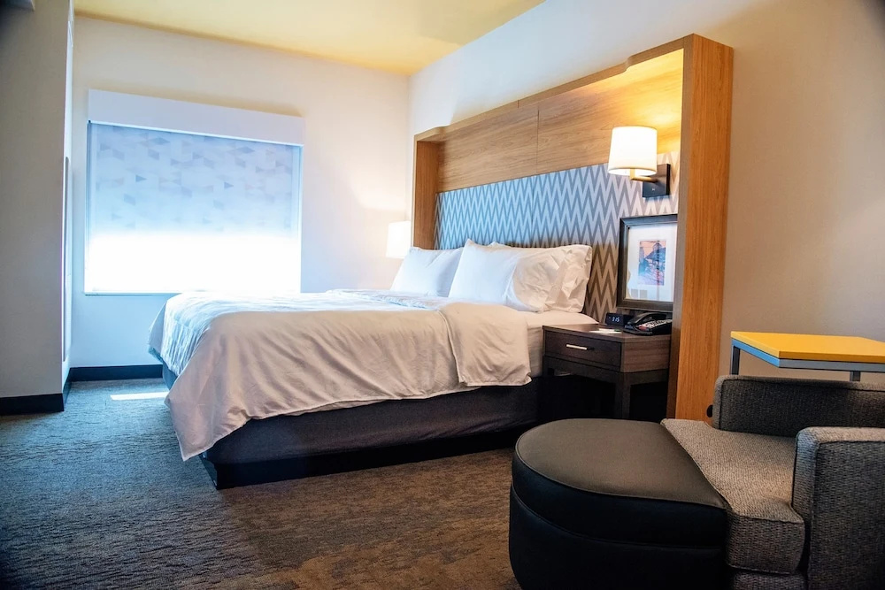 photo 1 of Holiday Inn & Suites Savannah Airport - Pooler