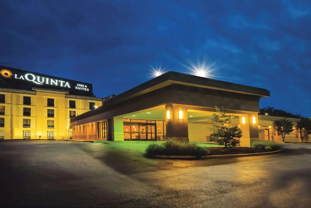 photo 1 of La Quinta Inn & Suites By Wyndham Baltimore S. Glen Burnie