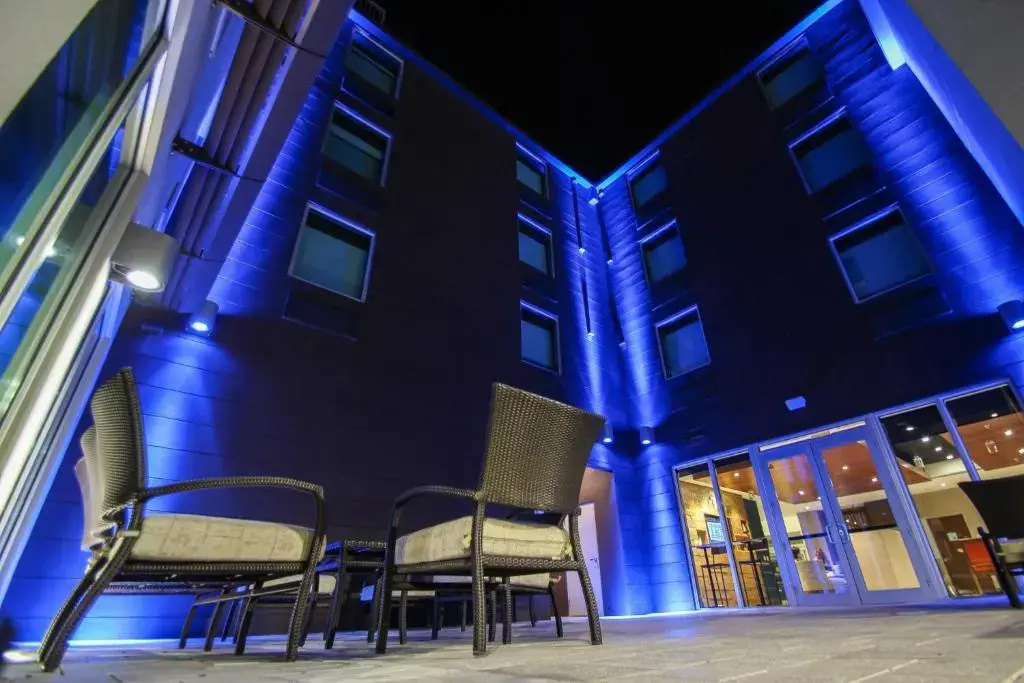 photo 1 of HOLIDAY INN EXPRESS &amp; SUITES MIAMI AIRPORT EAST, AN IHG HOTEL