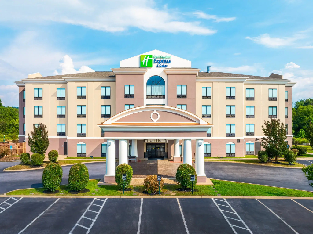 photo 1 of Holiday Inn Express & Suites Newport S by IHG