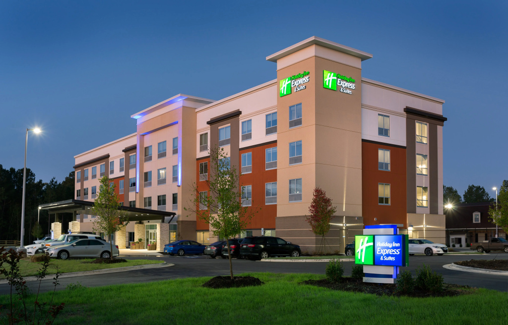 photo 1 of Holiday Inn Express & Suites Fayetteville South by IHG
