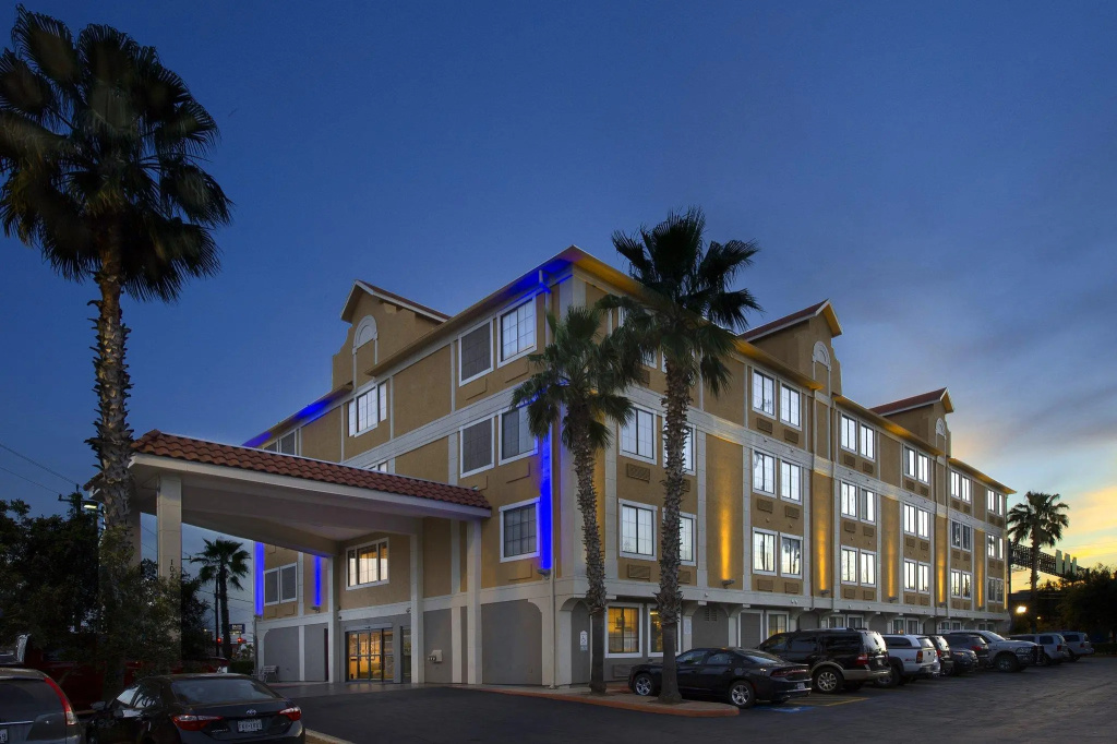 photo 1 of Holiday Inn Express & Suites San Antonio-Dtwn Market Area by IHG