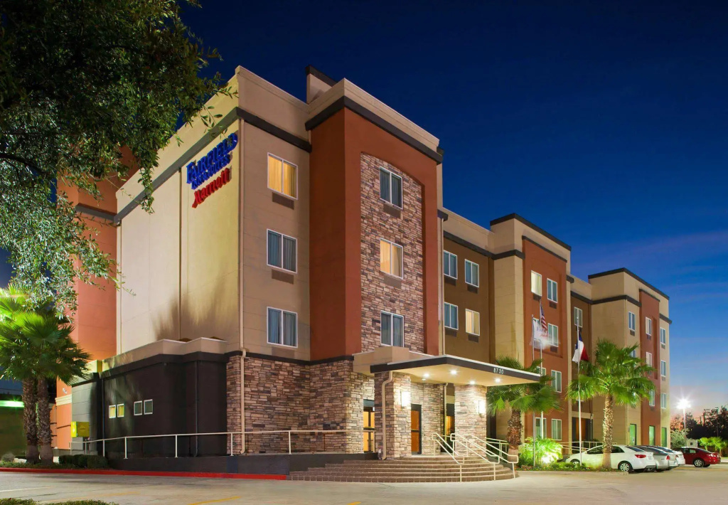 photo 1 of Fairfield Inn & Suites by Marriott Houston Hobby Airport.
