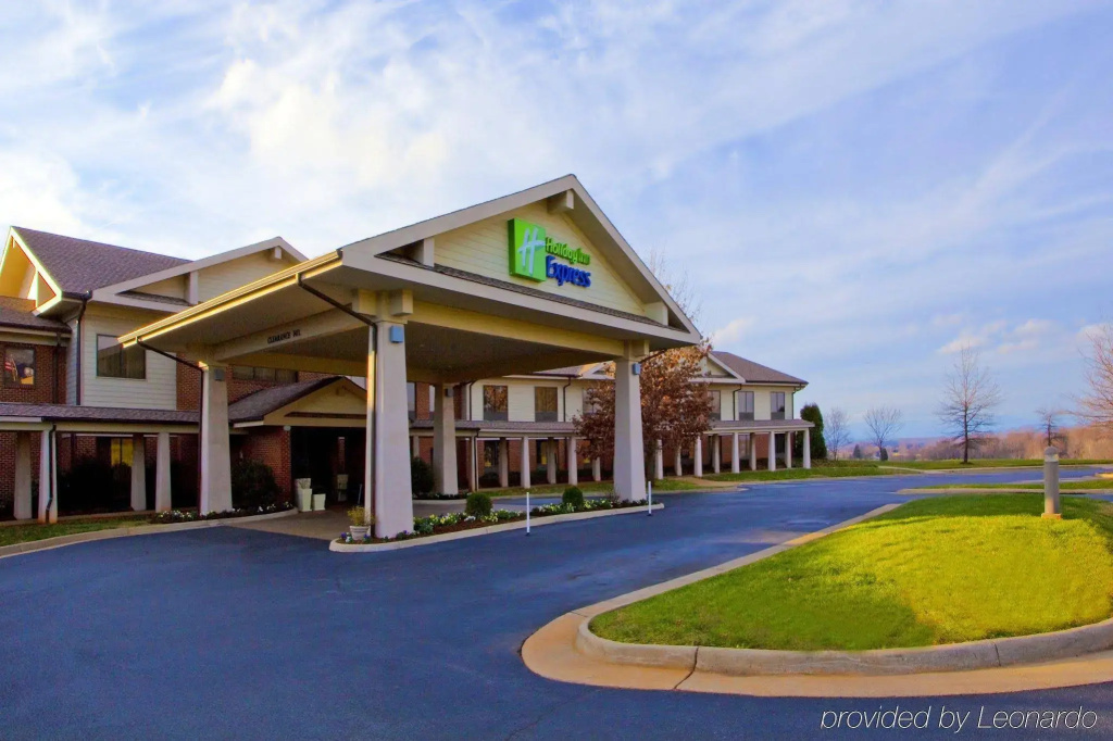 photo 1 of Round Hill Inn
