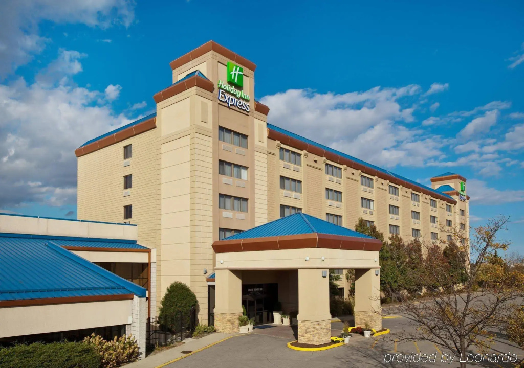 photo 1 of Holiday Inn Express Palatine