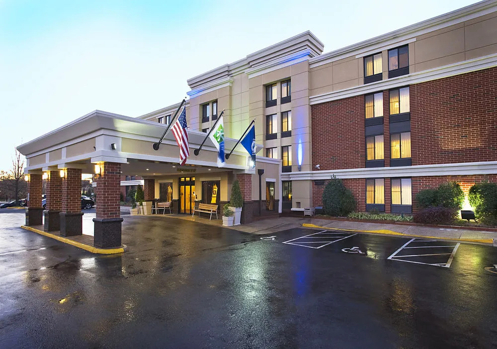 photo 1 of Holiday Inn Express Reston/herndon